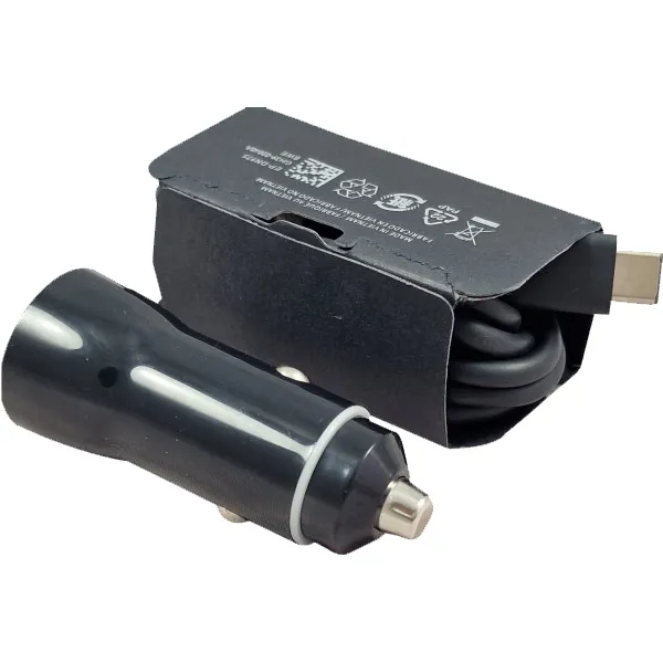 PUNJAČ AUTO QC3.0 S KABLOM C - Crni auto punjač Gembird NPA-AC23 prikazan pod uglom zajedno sa namotanim USB-C mrežnim kablom