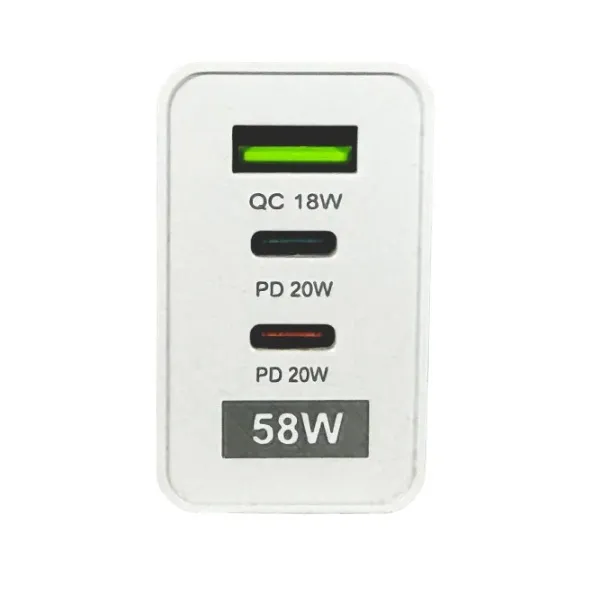 PUNJAČ KUĆNI USB P371 58W - Krupni kadar prednje ploče punjača P371 sa dva crna Type-C PD izlaza i jednim zelenim USB-A QC 3.0 priključkom