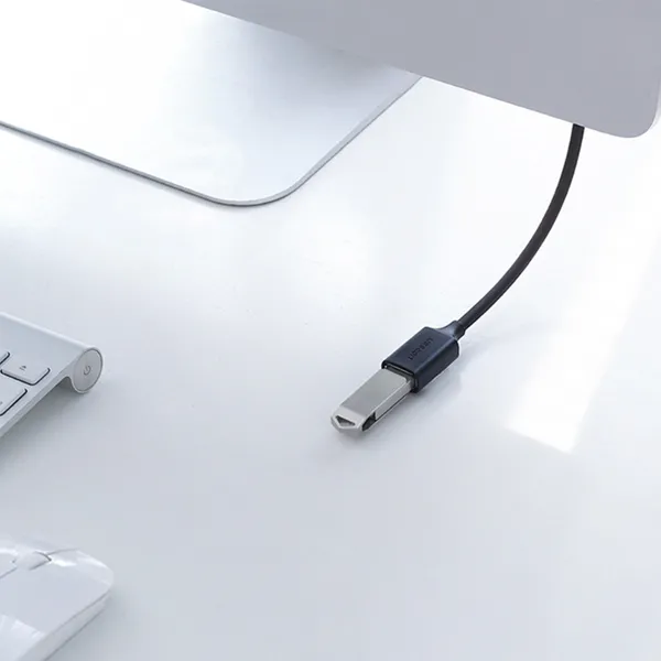 USB 2.0 PODUŽNI KABL M/F US103 3m - Crni prenosni Ugreen produžni kabl postavljen pored tastature laptop računara radi priključivanja eksternih fleš memorija i periferija