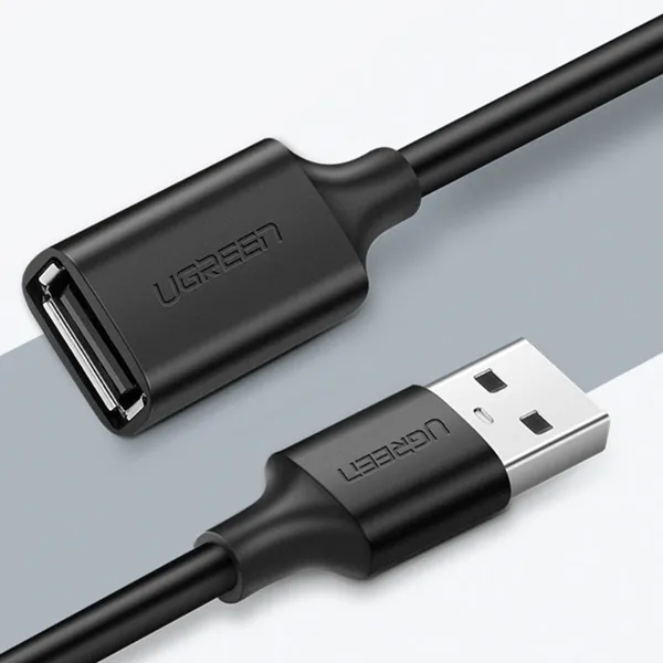 USB 2.0 PODUŽNI KABL M/F US103 3m - Krupni kadar muškog i ženskog USB-A 2.0 priključka Ugreen sa ojačanim dugim uvodnicima kabla i utisnutim logotipom brenda na crnom oklopu